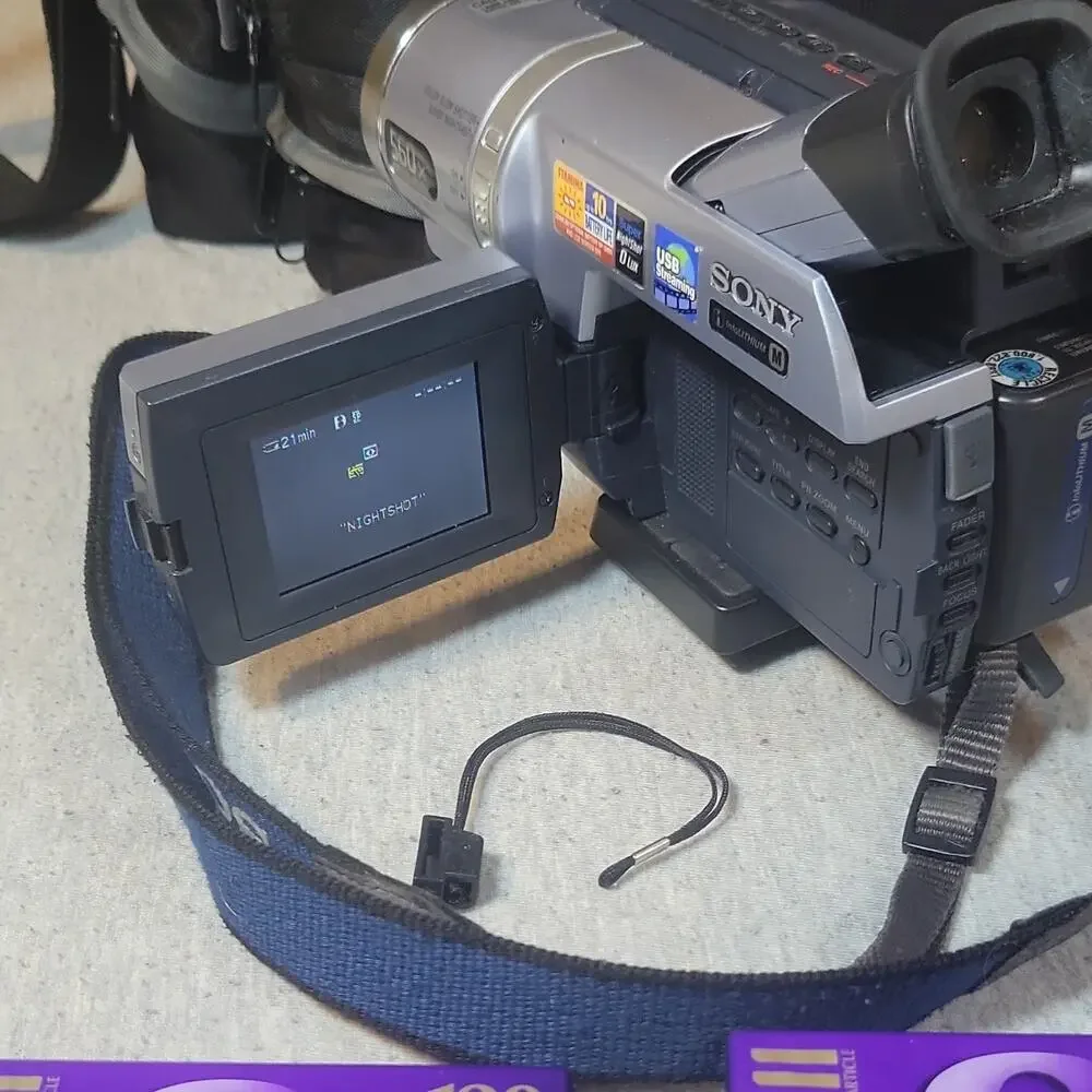Sony DCR-TRV140 Handycam Digital8/Hi8 60x NightShot w/ Bag Remote Tapes